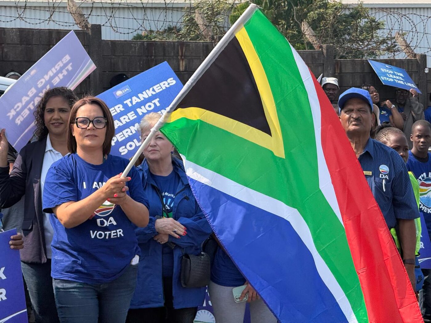 A DA supporter waving the South African flag at a rally